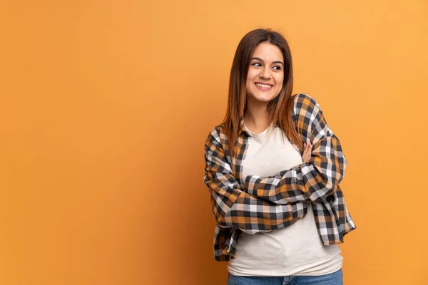 Young Woman Brown Wall Looking While Smiling — Stock Photo, Image