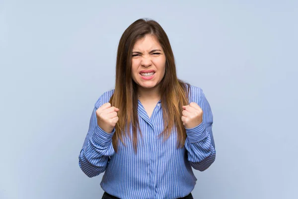 Jong Meisje Geïsoleerde Blauwe Muur Gefrustreerd Door Een Slechte Situatie — Stockfoto