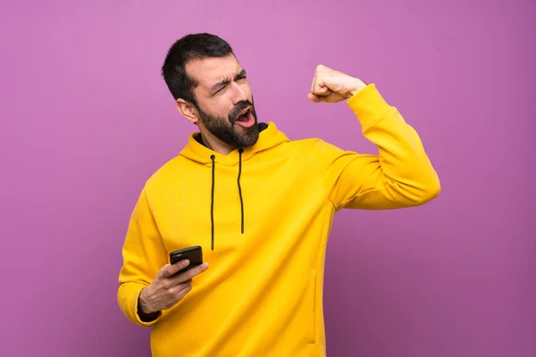 Sarı Sweatshirt Ile Yakışıklı Adam Şaşırttı Bir Mesaj Gönderme — Stok fotoğraf