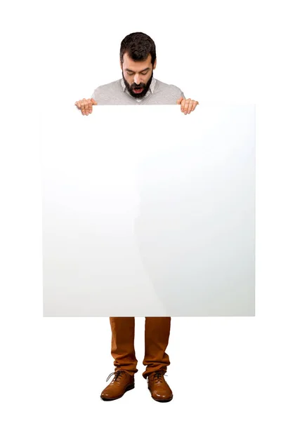 Bonito Homem Com Barba Segurando Cartaz Vazio Sobre Fundo Branco — Fotografia de Stock