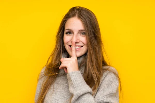 Jeune Femme Aux Cheveux Longs Sur Fond Jaune Faisant Geste — Photo