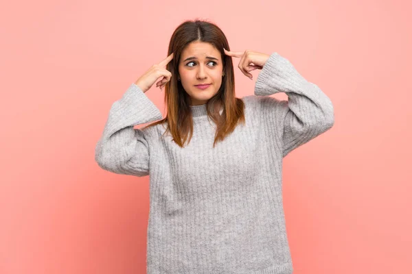 Junge Frau Über Rosa Wand Mit Zweifeln Und Denken — Stockfoto