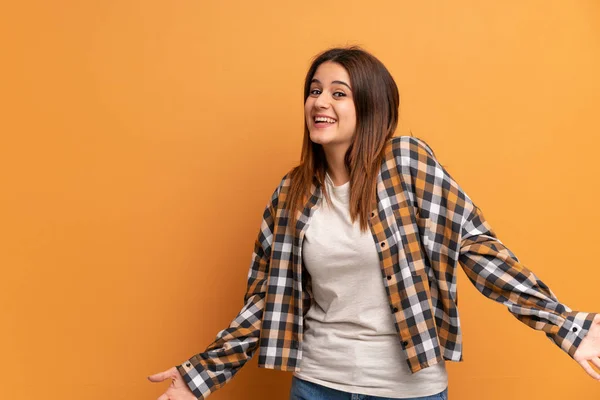 Young Woman Brown Wall Smiling — Stock Photo, Image
