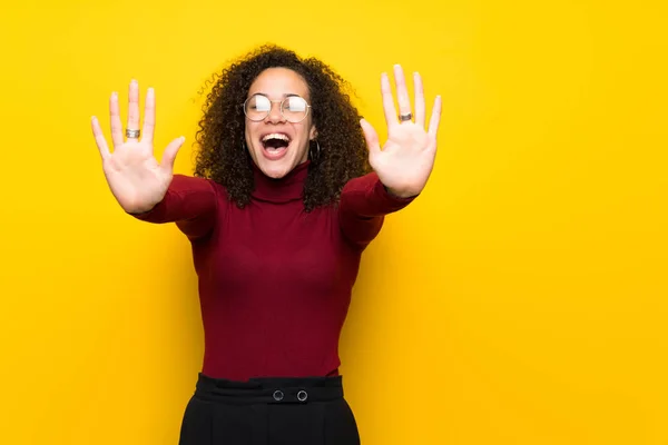 Dominican Woman Turtleneck Sweater Counting Ten Fingers — Stock Photo, Image