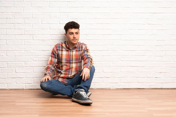 Mladý Muž Sedící Portrétu Podlaze — Stock fotografie
