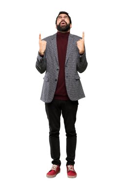 Gözlüklü yakışıklı adam şaşırttı ve izole beyaz arka plan üzerinde işaret