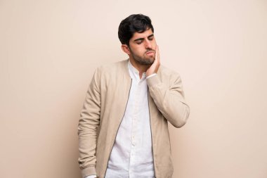 Diş ağrısı ile izole duvarın üzerinden genç adam