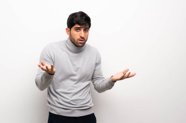 İzole beyaz duvar üzerinde genç adam şüphe jest yapma