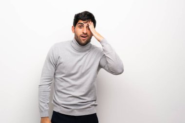 İzole edilmiş beyaz duvarın üzerindeki genç adam bir şeyin farkına vardı ve çözüme niyetlendi.