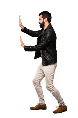 İzole beyaz arka plan üzerinde sakallı yakışıklı adam