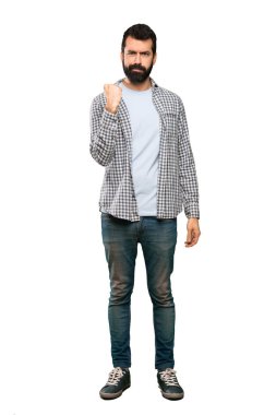 İzole beyaz arka plan üzerinde kızgın hareketi ile sakallı yakışıklı adam