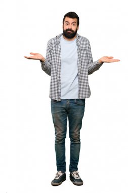 Eller izole beyaz arka plan üzerinde yükseltme sırasında şüpheleri sakallı yakışıklı adam