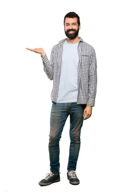 Boşaltmak hayali avuç içinde tutarak sakallı yakışıklı adam izole beyaz arka plan üzerinde bir reklam eklemek için