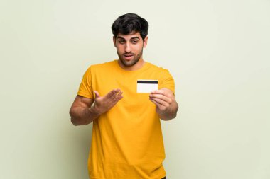 Elinde kredi kartıyla pembe duvardan atlayan genç adam şaşırdı.