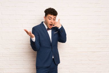 Takım elbiseli adam ve papyon telefon hareketi yapma ve şüphe