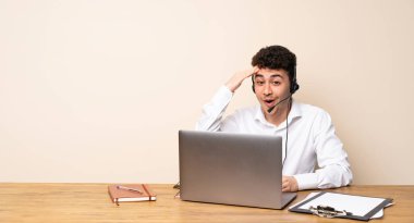 Telemarketer adam sadece bir şey fark etti ve çözüm niyetinde