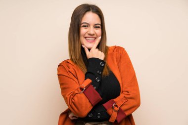 Ceket gülüyor genç kadın