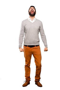 Yakışıklı adam izole beyaz arka plan üzerinde ağzı geniş açık ön bağırıyor