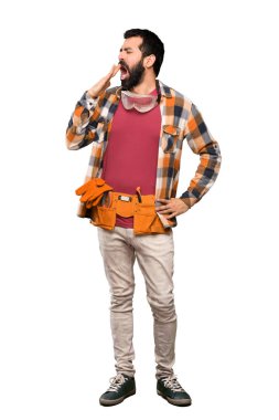 Esnaf adam esneme ve izole beyaz arka plan üzerinde el ile geniş açık ağız kapsayan