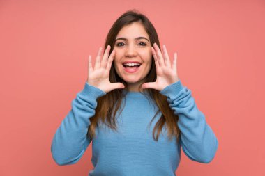 Geniş açık ağız ile bağırarak mavi kazaklı genç kız