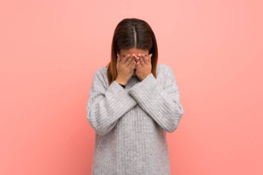 Yorgun ve hasta ifade ile pembe duvar üzerinde genç kadın