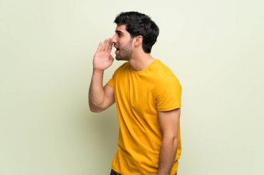 Pembe duvar için lateral açık ağızlı bağırmayı genç adam