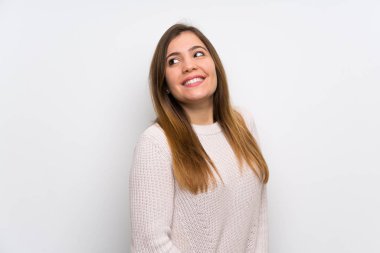 Beyaz kazak gülüyor ile genç kız