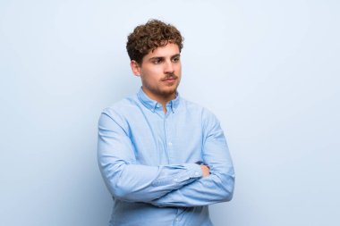 Mavi duvar portre sarışın adam