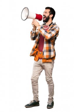 Zanaatkarlar adam izole beyaz arka plan üzerinde bir megafon aracılığıyla bağırıyor