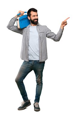 Bir radyo izole beyaz arka plan üzerinde tutarak sakallı yakışıklı adam