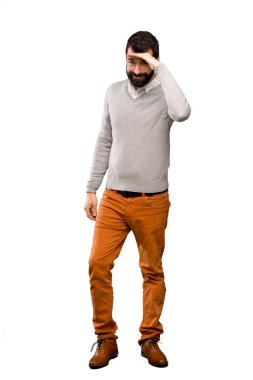 Yakışıklı adam izole beyaz arka plan üzerinde bir şey bakmak için el ile uzak bakıyor