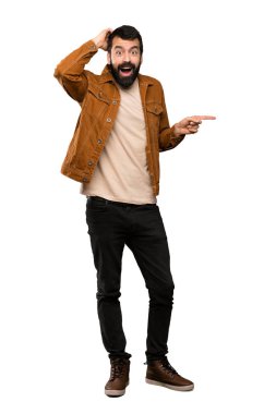 Yan tarafa izole beyaz arka plan için sakal şaşırmış ve işaret parmağınızla yakışıklı adam