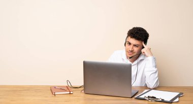 Telemarketer adam şüpheleri ve düşünme sahip