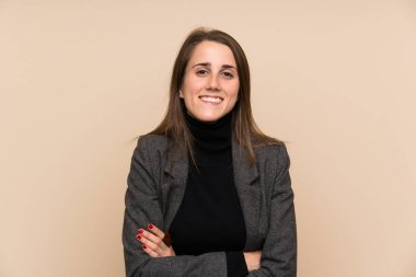 İzole edilmiş duvarda gülen genç bir kadın