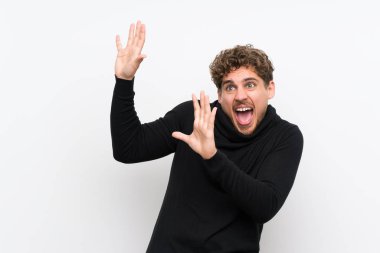 Izole beyaz duvar sinir üzerinde Sarışın adam ve korkmuş