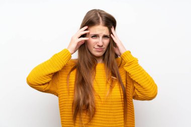 Sarı, izole edilmiş beyaz duvarlı genç bir kadın mutsuz ve hayal kırıklığına uğramış. Olumsuz yüz ifadesi