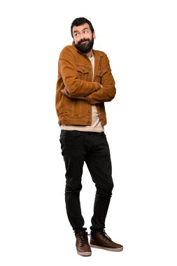 Yakışıklı adam omuz izole beyaz arka plan üzerinde kaldırma sırasında sakal yapma şüpheler hareketi ile