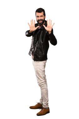 Sakal, izole beyaz arka plan üzerinde parmaklarla on sayma ile yakışıklı adam