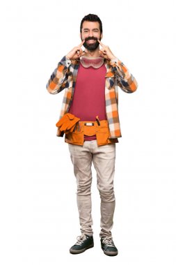 Yalnız beyaz arka plan üzerinde mutlu ve hoş bir ifade ile gülümseyen ustaadam