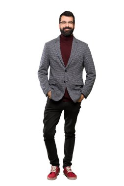 İzole beyaz arka plan üzerinde gülen gözlüklü yakışıklı adam