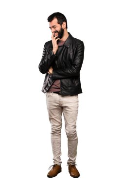 Çok izole beyaz arka plan üzerinde gülümseyen sakallı yakışıklı adam