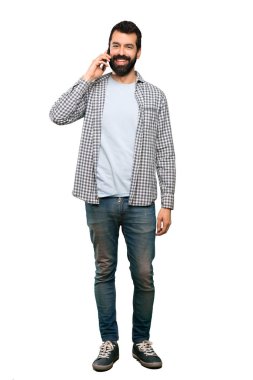 Cep telefonu ile bir görüşme izole beyaz arka plan üzerinde tutarak sakallı yakışıklı adam