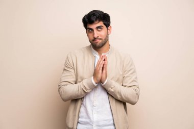 Genç adam izole edilmiş bir duvar entrikası çeviriyor.