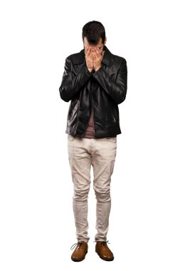 Yorgun ve hasta ifade izole beyaz arka plan üzerinde ile sakallı yakışıklı adam