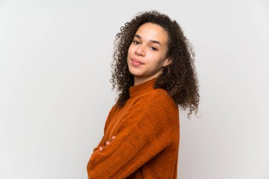 İzole beyaz duvar gülüyor üzerinde Dominik kadın