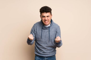 Yalıtılmış duvar tarafından kötü bir durum hayal kırıklığına uğramış genç adam