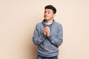 Genç adam izole edilmiş bir duvar entrikası çeviriyor.