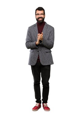 İzole beyaz arka plan üzerinde bir konferansta sunum dan sonra alkışlayan gözlüklü yakışıklı adam