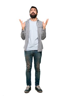 İzole beyaz arka plan üzerinde kötü bir durum tarafından hayal kırıklığına sakallı yakışıklı adam