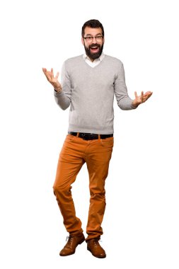 Gözlüklü yakışıklı adam ve izole beyaz arka plan üzerinde gülümseyen